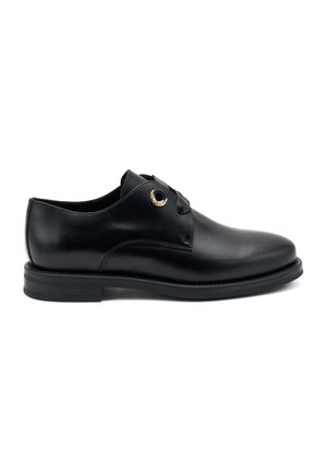 Scarpa da uomo in pelle nera con punta arrotondata, suola in gomma piatta, sistema di allacciatura con occhielli e un accento decorativo dorato vicino ai lacci.