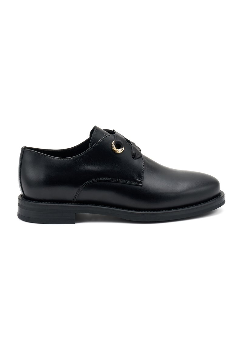 Scarpa da uomo in pelle nera con punta arrotondata, suola in gomma piatta, sistema di allacciatura con occhielli e un accento decorativo dorato vicino ai lacci.