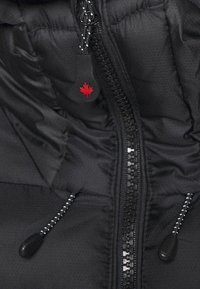Giubbotto imbottito nero con texture trapuntata, zip centrale, dettagli con coulisse e un logo di foglia d'acero rossa sul tirazip.