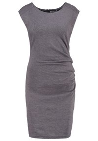 Robe grise sans manches longueur genou avec encolure ronde et fronces latérales subtiles sur fond uni.