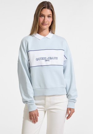 Lichtblauwe pullover sweatshirt met witte en marineblauwe strepen, voorzien van het logo "GUESS JEANS 1981", geribbelde manchetten en een klassieke kraag.