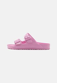 Sandaletti in plastica rosa con due cinturini regolabili, suole testurizzate e un design leggero per comfort e durata.