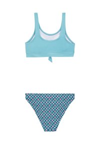 Top bikini blu chiaro con scollatura rotonda e spalline regolabili; parte inferiore coordinata con motivo blu scuro e accenti geometrici.