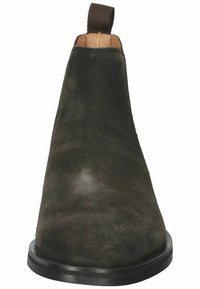 Bottine Chelsea en daim vert foncé avec bout arrondi, semelle noire et languette marron au talon, vue de face.