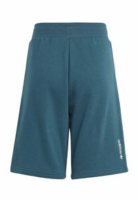 Tyrkysové sportovní šortky Adidas s elastickým pasem, délka ke kolenům a bílým logem Adidas na pravé spodní části nohavice.