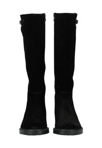 Botas de ante negras hasta la rodilla con cremalleras laterales, suelas planas negras y costuras mínimas. Textura suave con un diseño elegante.