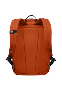 Sac à dos orange rembourré avec des straps réglables, équipé d'une poignée supérieure et de boucles latérales, fabriqué en tissu durable avec une finition texturée.