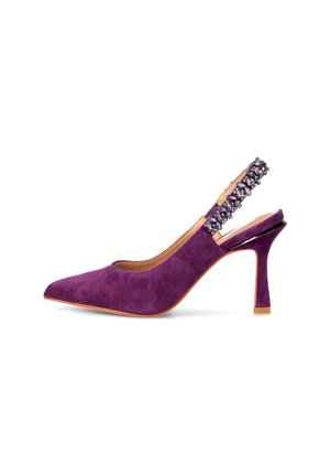 Zapato de ante púrpura con tacón tipo slingback, punta afilada, tira decorativa y tacón de aguja. Textura suave y suela de color naranja contrastante.