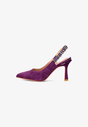 Lila Wildleder Slingback-Schuh mit spitzem Zehenbereich, verziertem Riemen und Stiletto-Absatz. Glatte Textur und kontrastierende orangefarbene Sohle.