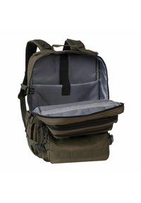 Mochila verde oliva con un espacioso interior gris, múltiples compartimentos, correas ajustables y cierres para un almacenamiento seguro.