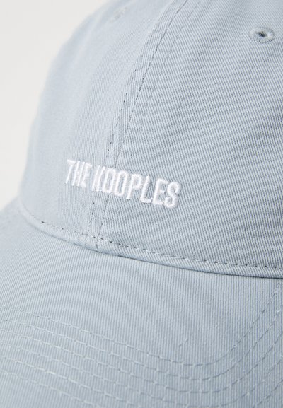 Svijetloplavi bejzbol kapica s teksturiranim materijalom i vezenom logotipom "THE KOOPLES" u bijeloj boji. Ima zakrivljeni vizir i podesivu traku.