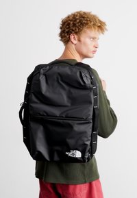 The North Face BASE CAMP VOYAGER TRAVEL PACK - Nahrbtnik - black/white