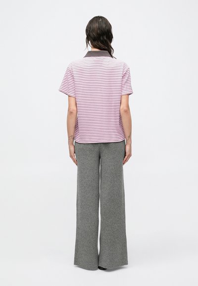 Ružová a bielo pruhovaná polokošeľa s krátkym rukávom a sivým golierom, kombinovaná s svetlosivými širokými pletenými nohavicami. Pohľad zozadu, minimálne detaily.