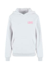 Sudadera blanca de tejido suave, con un bolsillo frontal y capucha. "LOVE" está impreso en rosa en la parte izquierda del pecho.