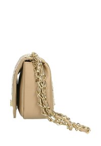 Borsa a tracolla in pelle beige con superficie texture, dotata di una tracolla in catena dorata e forma rettangolare compatta.