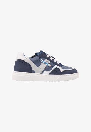 Marineblauwe en lichtgrijze sneaker met geperforeerde details, ronde neus, witte rubberen zool en contrasterende veters gaten; beschikt over een logo aan de zijkant.