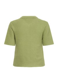 Polo à manches courtes en tissu vert clair texturé, avec col côtelé et motif de tricotage horizontal sur la surface.