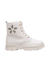 Bottine blanche en cuir avec lacets, œillets dorés, semelle robuste et découpes en forme de fleurs avec des accents métalliques sur le côté.