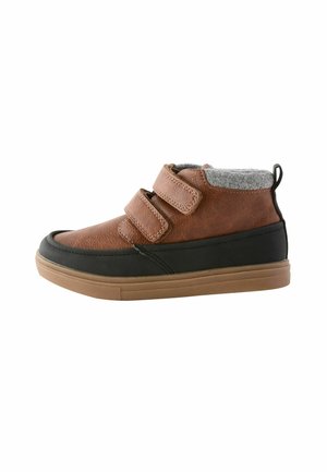 Braune Leder-Halbhochschuhe mit Klettverschlüssen, grauem Stoffkragen, schwarzem Gummiausgang und einer glatten, hellbraunen Zwischensohle.