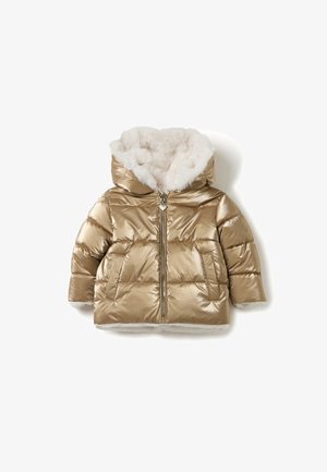 Chaqueta acolchada dorada con forro de piel sintética blanca y capucha, cremallera frontal con tirador en forma de corazón y dos bolsillos laterales.