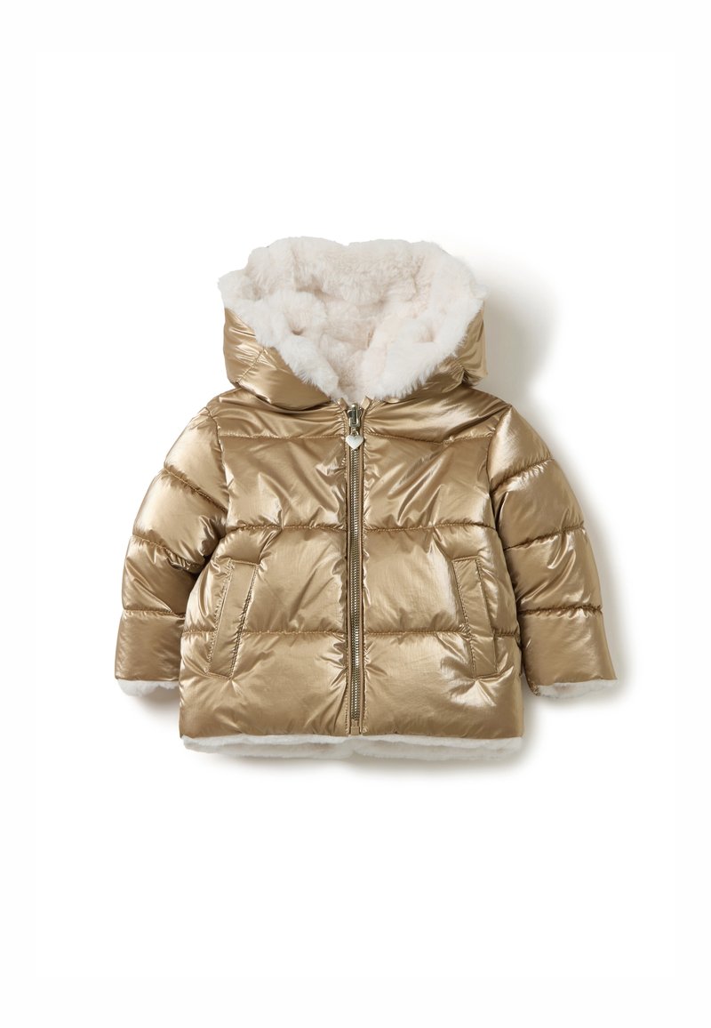 Gouden pufferjack met witte nepbontvoering en -kap, voorzijde met rits en hartvormige trekker, en twee zijzakken.