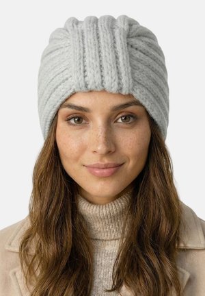 Light gray knitted beanie with a ribbed design, featuring thick yarn and a snug fit. Soft texture ideal for cold weather.