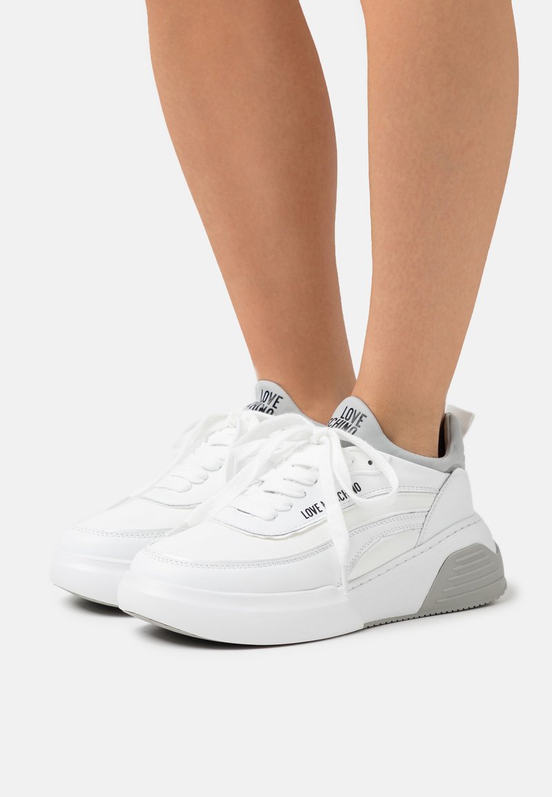 tessuti moschino trainers