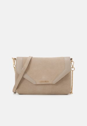 Petit sac bandoulière en daim beige avec rabat, bandoulière chaîne dorée et logo ANNA FIELD au centre devant.