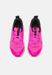Nike Performance OMNI MULTI-COURT - Trainingsschuh - laser fuchsia/black/white