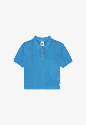 Modra kratka puli majica z navpičnimi teksturiranimi črtami, tremi rjavimi gumbi in majhno belo etiketo na robu.