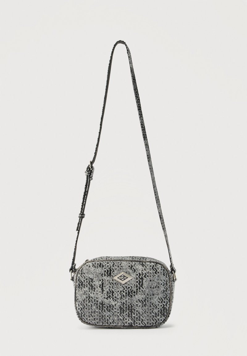 Γκρι τσάντα crossbody με ρυθμιζόμενο ιμάντα, υφή με μοτίβο και μεταλλική πλακέτα με το λογότυπο Replay στο κέντρο μπροστά.