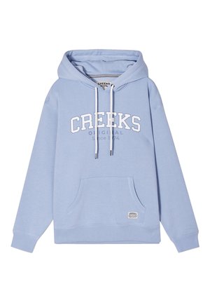 Lichtblauwe hoodie van zacht stof met een voorzak in kangoeroestijl, een trekkoord bij de capuchon en witte bedrukte tekst met de tekst "CREEKS ORIGINAL Sinds 1974."