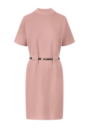 Różowa sukienka z krótkim rękawem, z wysokim kołnierzem i materiałowym paskiem z złotą klamrą. Gładka tekstura, długość do kolan i prosty design.
