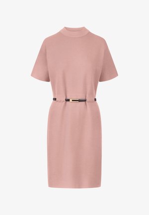 Różowa sukienka z krótkim rękawem, z wysokim kołnierzem i materiałowym paskiem z złotą klamrą. Gładka tekstura, długość do kolan i prosty design.