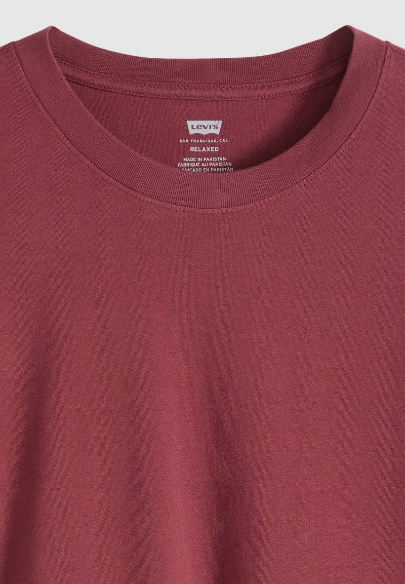 Maglietta Levi's color marrone scuro con collo a giro, vestibilità comoda, etichetta stampata che mostra il marchio, la vestibilità e i dettagli di fabbricazione.