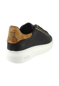 Sneaker nera in pelle con retro beige testurizzato che presenta un design stampato, suola bianca e occhielli dorati per i lacci.