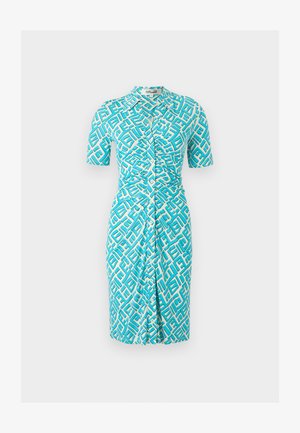 Φόρεμα μέχρι το γόνατο με κουμπιά στο μπροστινό μέρος, κοντά μανίκια, ζωνάκι με ρυτίδες και γεωμετρικό τυρκουάζ σχέδιο σε λευκό φόντο.