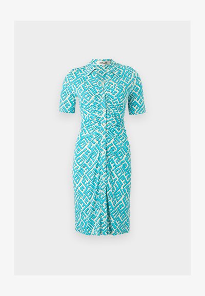 Φόρεμα μέχρι το γόνατο με κουμπιά στο μπροστινό μέρος, κοντά μανίκια, ζωνάκι με ρυτίδες και γεωμετρικό τυρκουάζ σχέδιο σε λευκό φόντο.