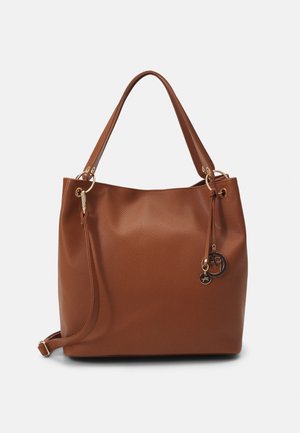 Brązowa torebka typu tote z teksturowanej skóry, posiadająca podwójne paski na ramię oraz ozdobne okrągłe metalowe zawieszki zwisające z jednego paska.