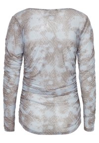 Långärmad topp i ljusblå och beige ormskinnsmönster, med rynkdetalj och mjukt, elastiskt tyg.