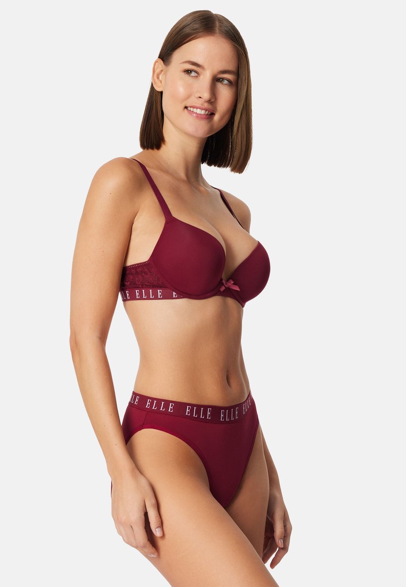 Bordeauxrotes Dessous-Set mit gepolstertem BH, Spitze und verstellbaren Trägern, kombiniert mit hoch taillierten Slips und einem Logo-Bund.