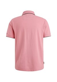 Polo shirt rose à manches courtes avec un col classique, featuring des bordures noires le long du col et des manches. Fabriqué en coton doux.