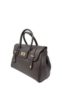 Tmavě hnědá kožená kabelka s texturovaným povrchem, která má dvě ucha, zlaté kovové detaily a klopu s kovovým zapínáním.