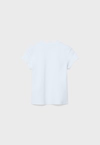 T-shirt blanc uni à manches courtes vu de dos sur un fond gris clair.