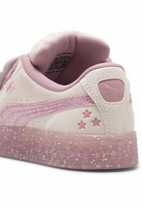 Roze nubuck sneaker met glinsterende accenten, een gladde textuur en een semi-transparante roze zool. Bevat sterren en een logo op de hak.
