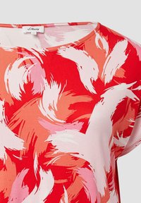 Roter und pinkfarbener, abstrakter Pinselstrich-Musterstoff auf einem Rundhals-Shortsleeve-Oberteil mit s.Oliver-Label.