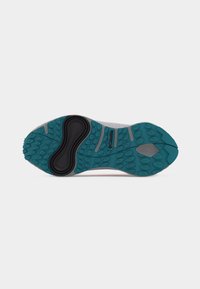 Πάτος αθλητικού παπουτσιού με μπλε και μαύρο καουτσούκ, διακοσμημένος με εξαγωνικά μοτίβα και κεντρικό μαύρο τμήμα απορρόφησης κραδασμών.