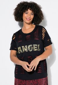 Černé tričko s výřezovými pruhy a leopardím potiskem "ANGEL". Má krátké rukávy a volný střih, kombinované s vzorovanou sukní.