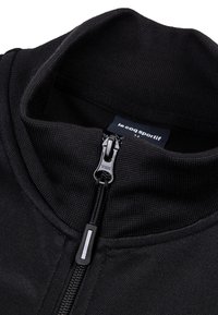 Giacca nera con zip, colletto alto, tessuto testurizzato e zipper centrale. Presenta un'etichetta con logo all'interno dell'area del colletto.