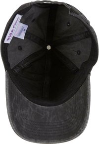 Melns denims cepure ar izliekto maliņu, iekšējo melno oderi un sudraba metāla pogu augšpusē. Redzami iekšējie etiķetes.